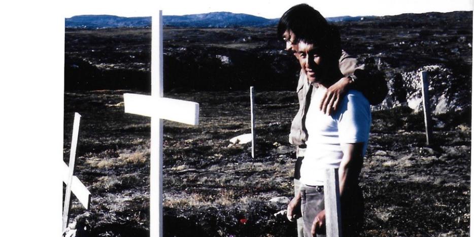 Som voksen fandt Marius Kristensen sin oprindelige familie. Her står han med sin bror ved faderens gravplads ved Aalatsivik.