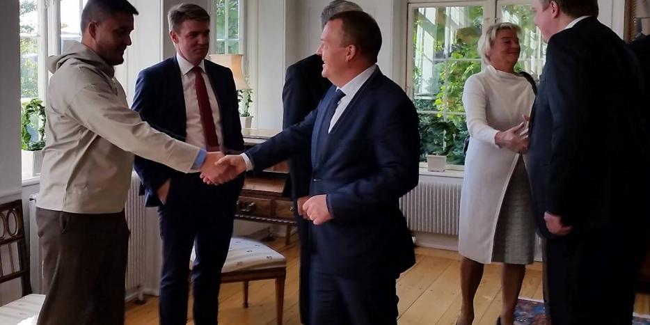 Kim Kielsen hilser på Lars Løkke Rasmussen